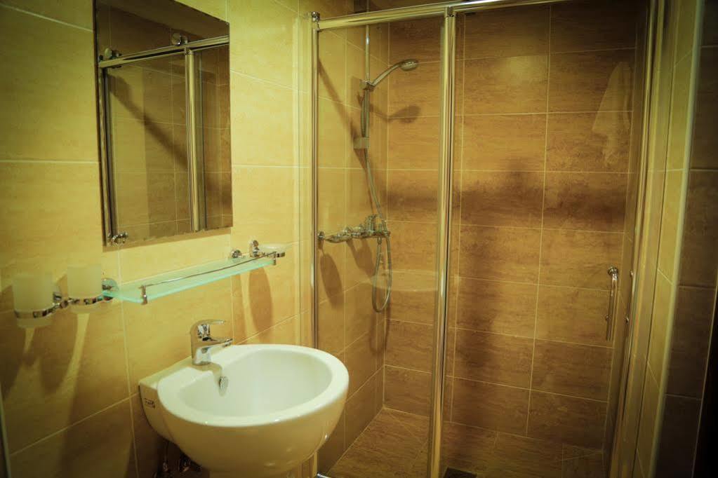 Mildom Express Hotel Almaty Bagian luar foto